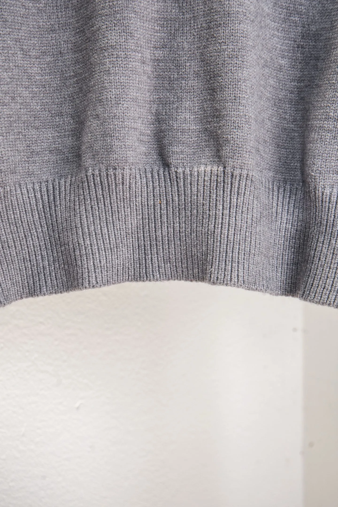 P230 Style number: Y258 Ralph Lauren POLO twist button open-chest sweater is a limited edition every year. There won’t be many styles in the store! Ralph Lauren men's half-button sweater. The shape is really nice. It can be worn alone or as a coat. It can be worn outside the inner layer. It is versatile and looks good. Tag, hanging grain, washable, packaging bag, full set of accessories. The appearance is quite high. The workmanship is super exquisite. Color: navy, gray, apricot, navy. Size: S M L XL